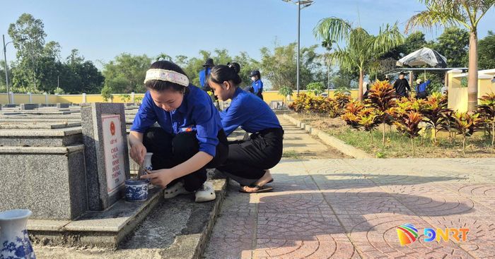 Đoàn viên xã Gò Nổi dọn sạch sẽ mộ phần tại nghĩa trang liệt sĩ.