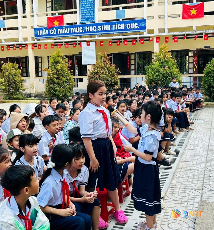 Học sinh Trường Tiểu học Phan Thanh đóng vai "Phóng viên nhí" phỏng vấn bạn trẻ về kiến thức về lịch sử địa phương. Ảnh: CÔNG TÚ