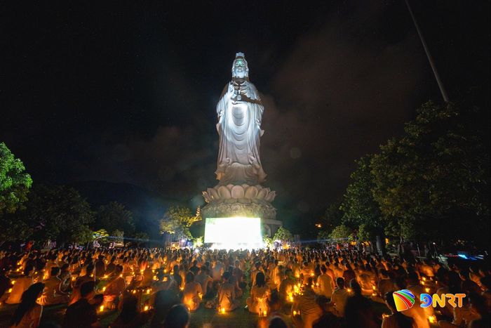 Người dân, du khách thả mình vào không gian thanh tịnh của chùa Linh Ứng, hít thở không khí trong lành từ bán đảo Sơn Trà. Ảnh: XUÂN SƠN