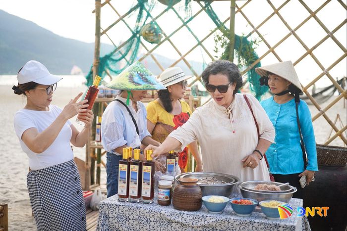 Du khách trải nghiệm nghề làm nước mắm ở Mân Thái. Ảnh: XUÂN SƠN