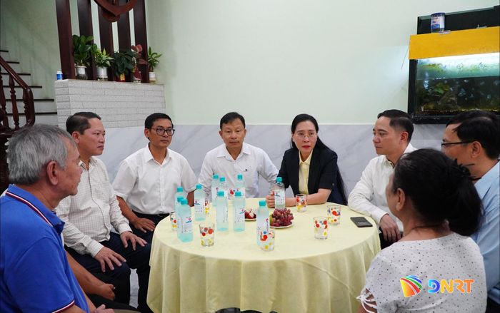Đoàn công tác của Ban Tổ chức Trung ương thăm hỏi gia đình Liệt sĩ Hồ Thăng Hải (phường An Hải). Ảnh: VINH ANH