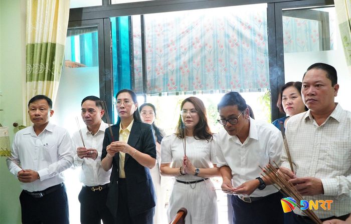 Đoàn công tác Ban Tổ chức Trung ương và lãnh đạo Ban Tổ chức Thành ủy Đà Nẵng dâng hương tại nơi thờ tự gia đình Liệt sĩ Hồ Thăng Hải (phường An Hải). Ảnh: VINH ANH