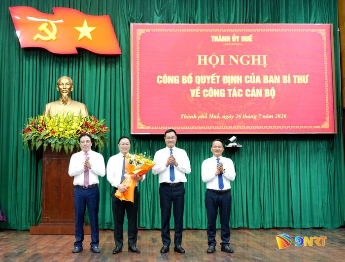 Thường trực Thành ủy Đà Nẵng tặng hoa, chúc mừng Phó Bí thư Thành ủy Huế Lê Trí Thanh. Ảnh: ĐỨC QUANG/HUẾ