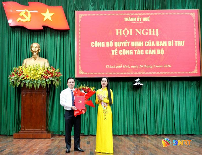 Ủy viên Trung ương Đảng, Phó Trưởng Ban Tổ chức Trung ương Bùi Thị Quỳnh Vân trao quyết định, tặng hoa chúc mừng tân Phó Bí thư Thành ủy Huế Lê Trí Thanh. Ảnh: ĐỨC QUANG/HUẾ