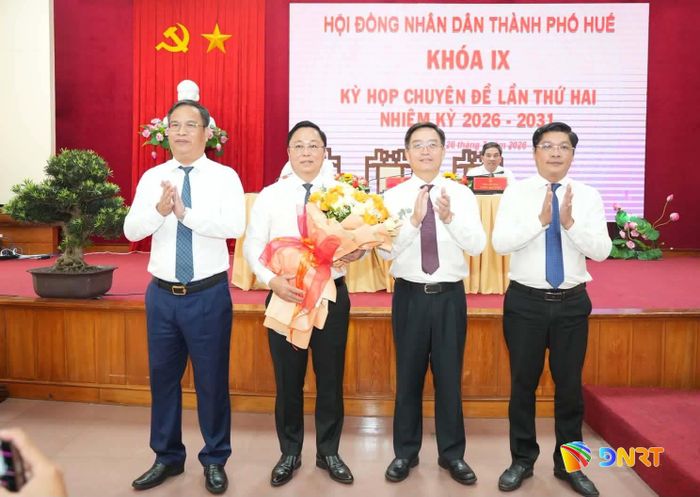 Đồng chí Lê Trí Thanh (thứ hai từ trái sang) nhận hoa chúc mừng sau khi được HĐND thành phố Huế bầu giữ chức Chủ tịch UBND thành phố Huế nhiệm kỳ 2026 - 2031.
