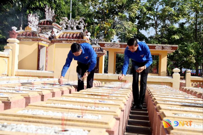 Thắp hương tri ân lên mộ các chí sĩ yêu nước tại Nghĩa trủng Hòa Vang. Ảnh: TRỌNG HUY
