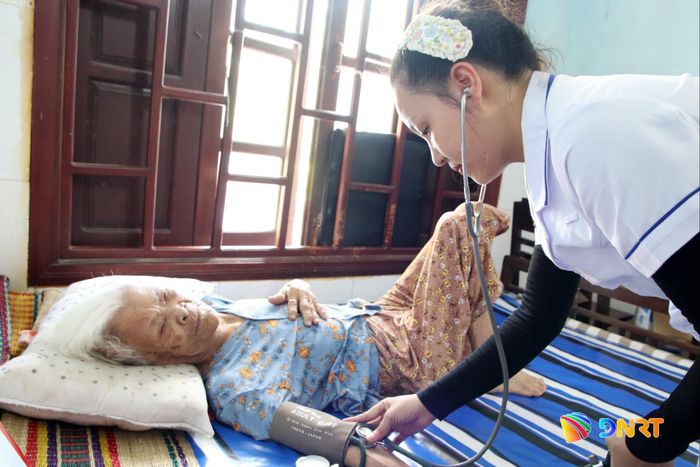 Kiểm tra sức khỏe cho Bà mẹ Việt Nam anh hùng Lê Thị Vui. Ảnh: TRỌNG HUY