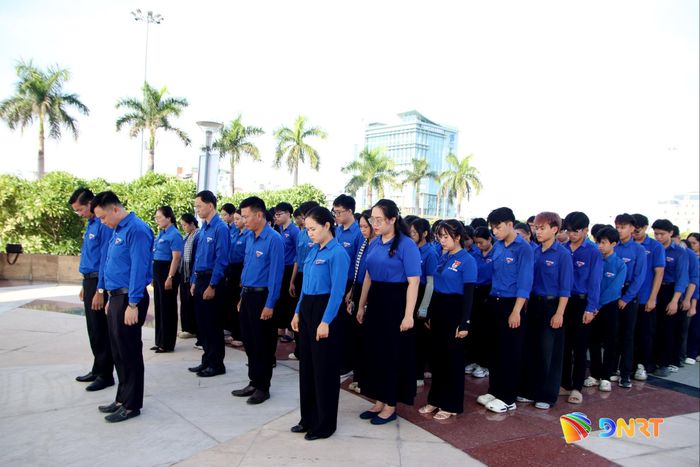 Đoàn đại biểu Thành đoàn dành phút mặc niệm tri ân các anh hùng liệt sĩ. Ảnh: TRỌNG HUY