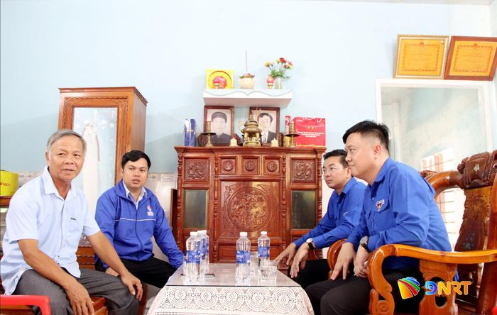Đoàn đại biểu Thành đoàn hỏi thăm, động viên gia đình Mẹ Vui. Ảnh: TRỌNG HUY