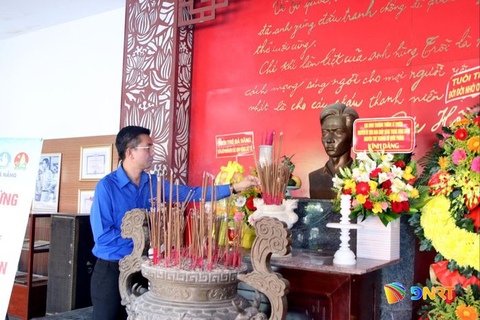 Dâng hương tại Nhà lưu niệm Anh hùng liệt sĩ Nguyễn Văn Trỗi. Ảnh: TRỌNG HUY