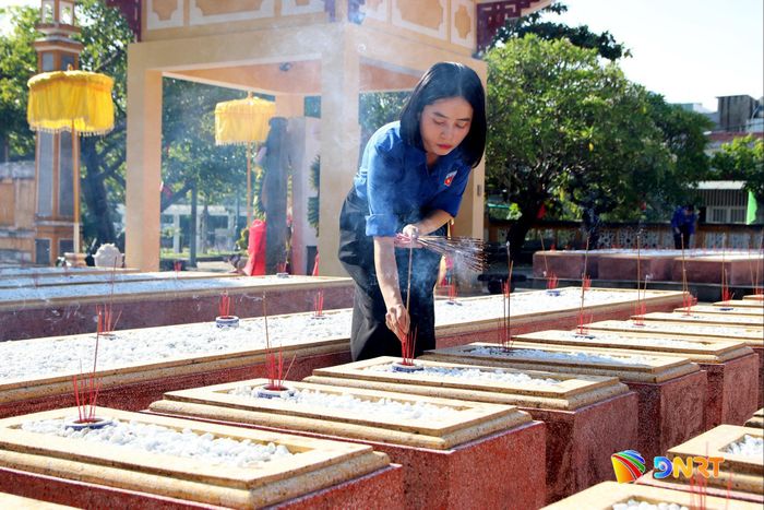Thắp hương tri ân lên mộ các chí sĩ yêu nước tại Nghĩa trủng Hòa Vang. Ảnh: TRỌNG HUY
