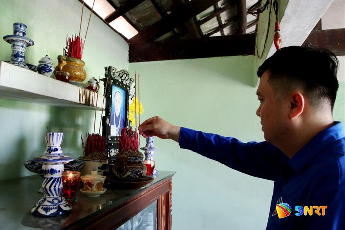 Dâng hương tại nhà Bà mẹ Việt Nam anh hùng Nguyễn Thị Cửu. Ảnh: TRỌNG HUY