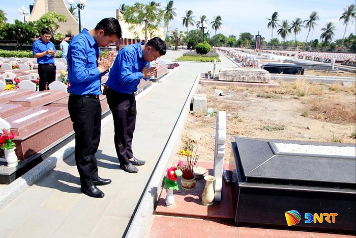 Viếng hương mộ Bà mẹ Việt Nam anh hùng Nguyễn Thị Thứ. Ảnh: TRỌNG HUY
