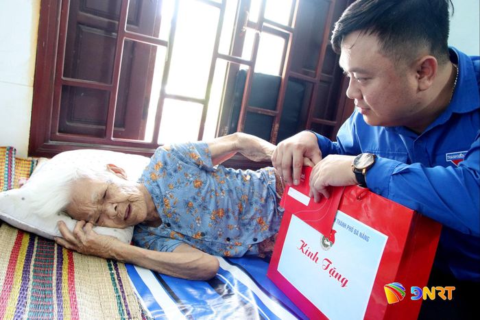 Tặng quà, ân cần hỏi thăm sức khỏe của Mẹ Lê Thị Vui. Ảnh: TRỌNG HUY