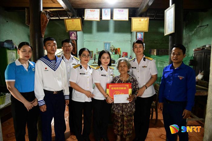 Lữ đoàn 680 thăm và tặng quà gia đình chính sách tại xã Hà Nha. Ảnh: BẢO LÂM