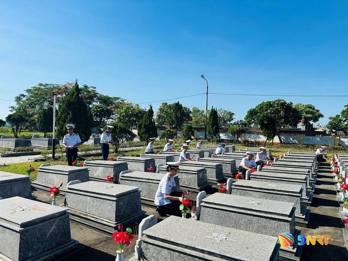 Cán bộ, chiến sĩ Lữ đoàn 161 (Vùng 3 Hải quân) thắp hương tại Nghĩa trang liệt sĩ thành phố Đà Nẵng. Ảnh: BẢO LÂM