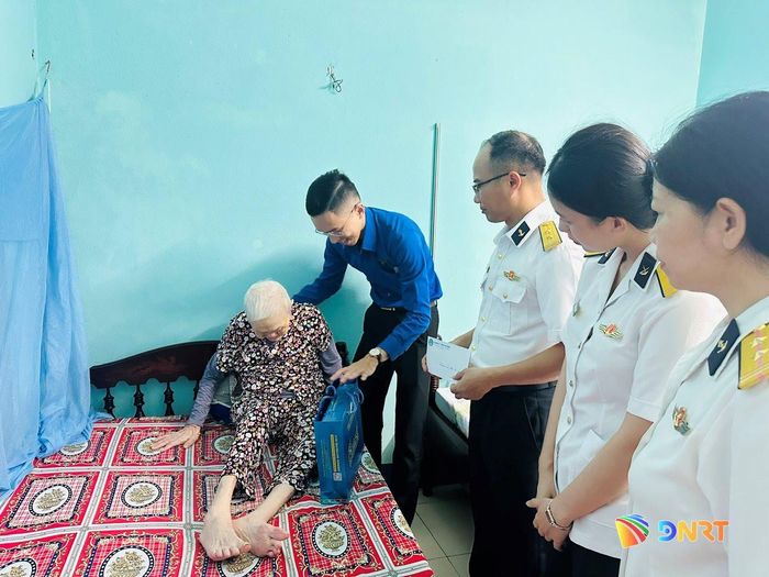 Cán bộ, chiến sĩ và Hội Phụ nữ Lữ đoàn 161 tặng quà Bà mẹ Việt Nam Anh hùng tại phường Sơn Trà. Ảnh: BẢO LÂM