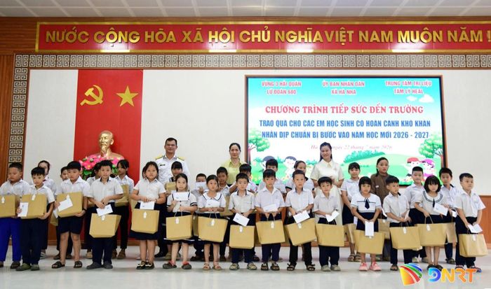 Lữ đoàn 680 (Vùng 3 Hải quân) phối hợp Trung tâm Trị liệu tâm lý Heal trao quà cho học sinh xã Hà Nha. Ảnh: BẢO LÂM