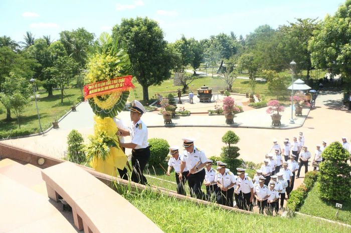 Lực lượng Vùng 3 Hải quân hành quân về nguồn, dâng hương tại Thành cổ Quảng Trị. Ảnh: ĐVCC