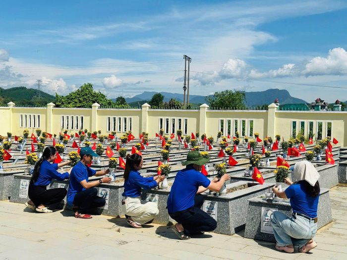 Đoàn viên, thanh niên ở cơ sở ra quân dọn dẹp, làm đẹp nghĩa trang liệt sĩ. Ảnh: ĐVCC