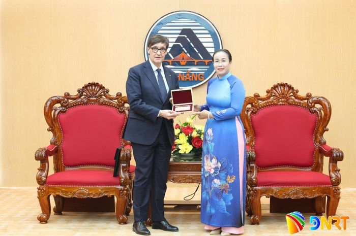 Phó Chủ tịch UBND thành phố Nguyễn Thị Anh Thi tặng quà lưu niệm đến Chủ tịch Chính quyền Vùng Catalonia Salvador Illa I Roca. Ảnh: NGỌC HÀ