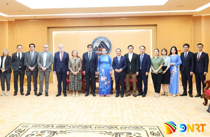 Đoàn công tác chụp ảnh lưu niệm với lãnh đạo thành phố Đà Nẵng. Ảnh: NGỌC HÀ