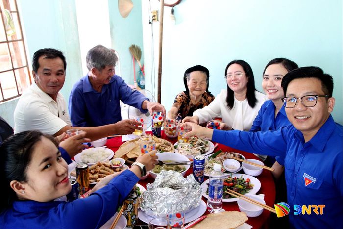 Mâm cơm tri ân được Đoàn thanh niên phường Ngũ Hành Sơn tổ chức thường niên vào dịp 27/7 tại nhà mẹ Tính. Ảnh: HÀN NGUYÊN