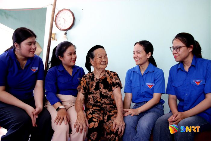 Giữa tuổi trẻ hôm nay và mẹ chẳng còn khoảng cách, như tiếp nối mạch nguồn truyền thống của dân tộc. Ảnh: HÀN NGUYÊN