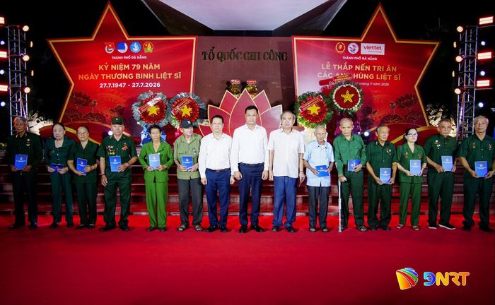 Bí thư Thành ủy Lê Ngọc Quang và Chủ tịch UBND thành phố Nguyễn Mạnh Hùng tặng quà tri ân đến các cựu chiến binh, cựu thanh niên xung phong, thân nhân liệt sĩ tại buổi lễ. Ảnh: TRỌNG HUY
