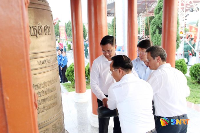 Thường trực Thành ủy thỉnh chuông tại buổi lễ. Ảnh: TRỌNG HUY