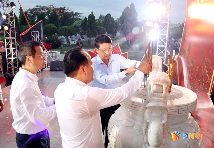 Lãnh đạo thành phố dâng hương lên đài tưởng niệm. Ảnh: TRỌNG HUY
