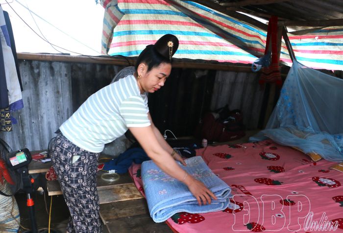 Chị Lò Thị Mai bản Bua, xã Búng Lao trong căn lán tạm. 