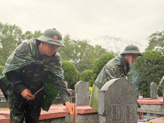 Cán bộ chiến sĩ Bộ Chỉ huy Quân sự tỉnh thắp hương tại Nghĩa trang Liệt sĩ Độc Lập.