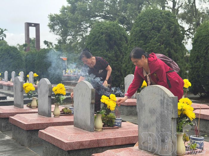 Bà Trần Thị Lập, thôn 10, xã Sam Mứn cùng gia đình đến viếng thăm và thắp hương ở các phần mộ liệt sĩ.