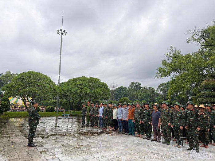 Đại tá Dương Quốc Long động viên cán bộ, chiến sĩ thực hiện "Chiến dịch 500 ngày đêm" nêu cao trách nhiệm, hoàn thành xuất sắc kế hoạch đề ra.