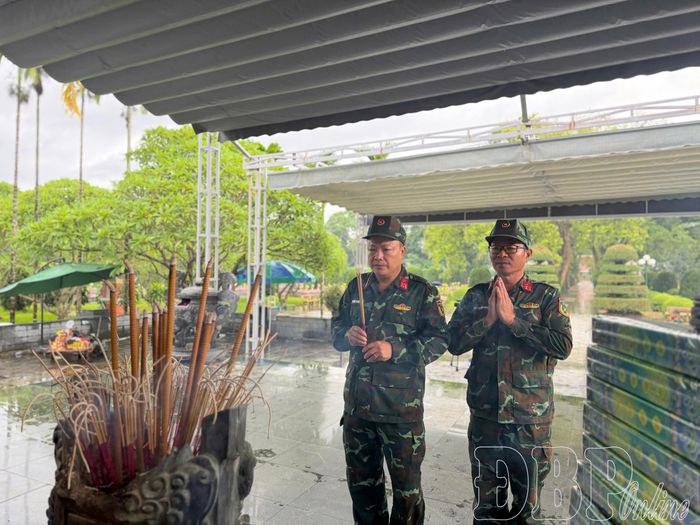 Đại tá Dương Quốc Long, Phó Chính ủy Bộ Chỉ huy Quân sự tỉnh Điện Biên (bên trái) thắp hương tri ân các AHLS tại Nghĩa trang Liệt sĩ Độc lập.