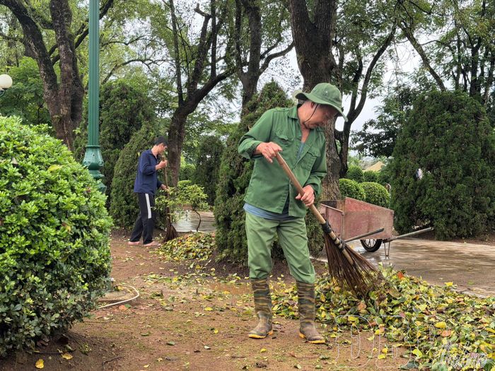 Ông Vương Xuân Thấm dọn dẹp trong khuôn viên Nghĩa trang Liệt sĩ Độc Lập.