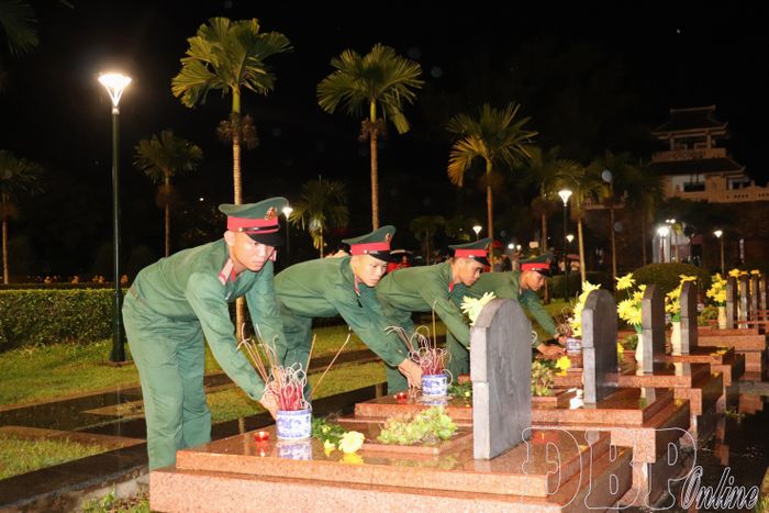 Đoàn viên thanh niên Trung đoàn 82, Sư đoàn 355 thắp nến, dâng hương trên phần mộ liệt sĩ tại Nghĩa trang Liệt sĩ quốc gia A1.