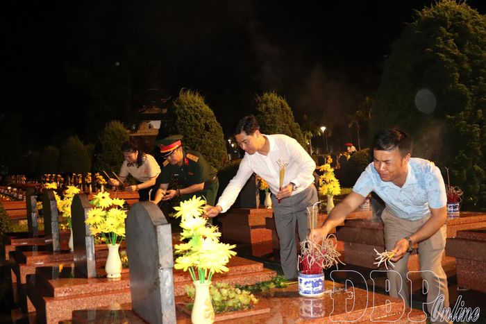 Đại biểu thắp hương trên phần mộ liệt sĩ tại Nghĩa trang Liệt sĩ quốc gia A1.