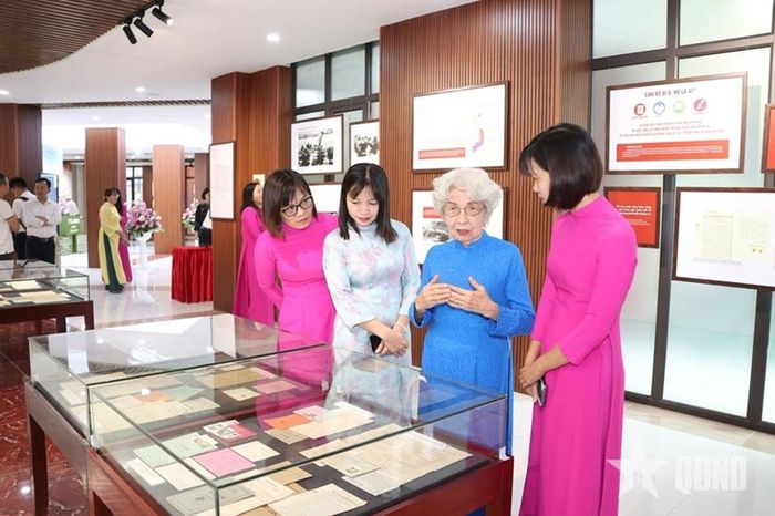 Công chúng tham quan Triển lãm “Thanh xuân gửi lại”. Ảnh: THANH TÙNG