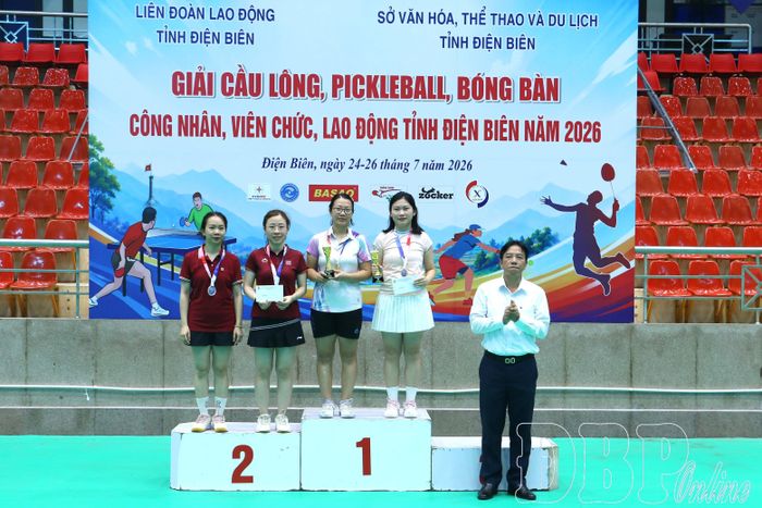 Ban tổ chức trao giải cho các vận động viên đoạt giải môn pickleball ở nội dung đôi nữ nhóm I từ 18 - 35 tuổi.