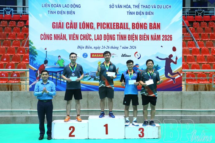 Ban tổ chức trao giải cho các vận động viên đoạt giải môn bóng bàn ở nội dung đơn nam từ 45 tuổi trở xuống.