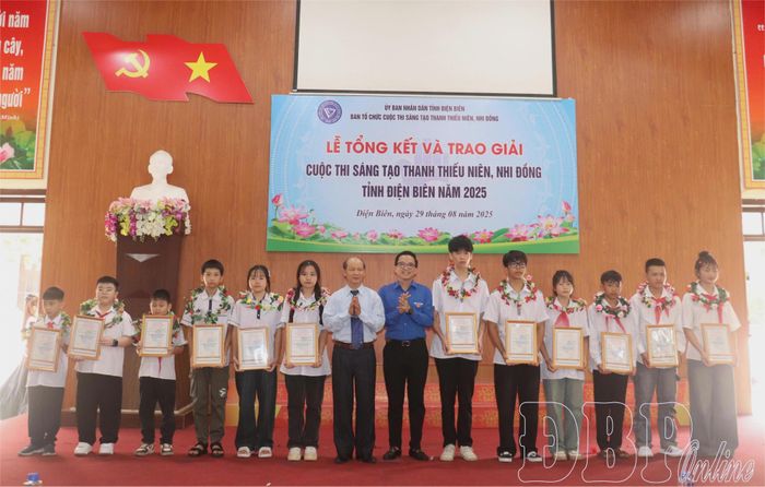 Ban Tổ chức trao giấy chứng nhận cho các tác giả đoạt giải A trong Cuộc thi Sáng tạo thanh thiếu niên, nhi đồng tỉnh năm 2025.
