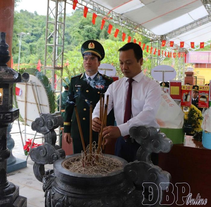 Bí thư Tỉnh ủy Trần Tiến Dũng dâng hương tại Khu tưởng niệm.