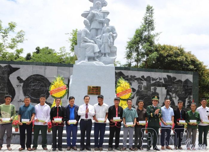 Trung tướng Vũ Trung Kiên, Tư lệnh BĐBP; Bí thư Tỉnh ủy Trần Tiến Dũng trao quà cho gia đình chính sách, người có công với cách mạng xã Sín Thầu.