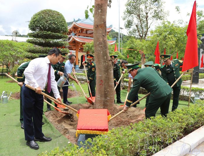 Lãnh đạo Bộ Tư lệnh BĐBP, lãnh đạo tỉnh Điện Biên và các đại biểu trồng cây lưu niệm tại Khu tưởng niệm Anh hùng liệt sĩ Trần Văn Thọ.