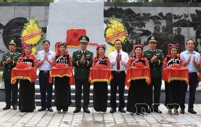 Đại biểu cắt băng khánh thành công trình sửa chữa, nâng cấp Khu tưởng niệm Anh hùng liệt sĩ Trần Văn Thọ.