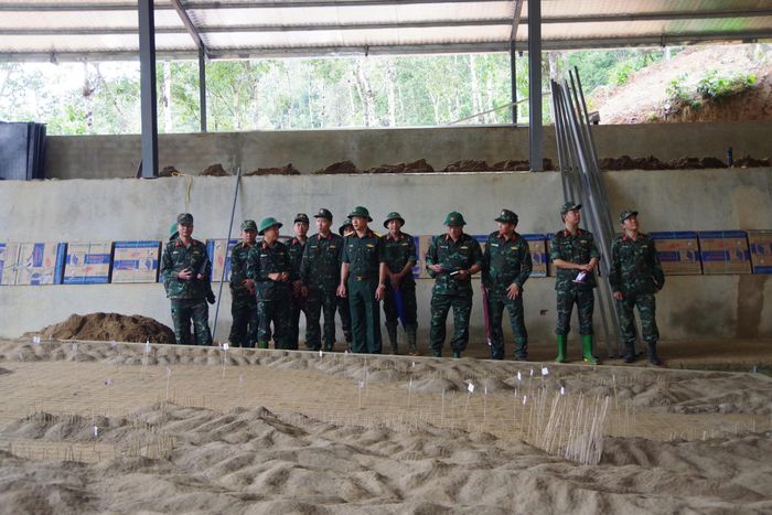 Đoàn công tác kiểm tra tại khu vực sa bàn.