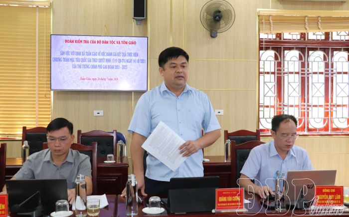 Lãnh đạo UBND xã Tuần Giáo báo cáo kết quả triển khai chương trình mục tiêu quốc gia phát triển kinh tế - xã hội vùng đồng bào dân tộc thiểu số và miền núi trên địa bàn.
