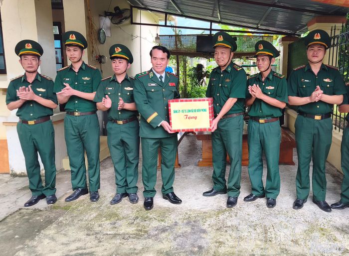 Trung tướng Vũ Trung Kiên, Tư lệnh BĐBP tặng quà động viên cán bộ, chiến sĩ Đồn Biên phòng Mường Mươn.